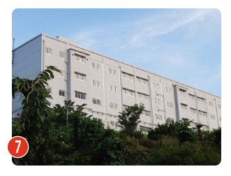 高台に建つ横浜市立中川中学校の校舎