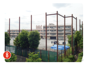 横浜市立中川西中学校の広い校庭と校舎