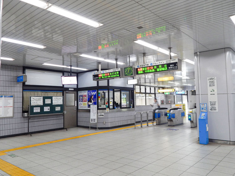 横浜市営地下鉄ブルーライン「中川駅」改札口