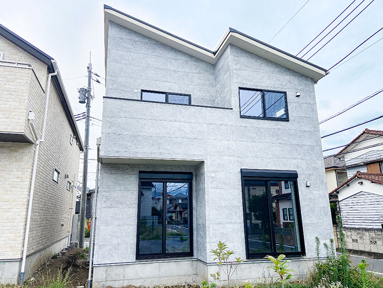 グレーの外壁がおしゃれなモデルハウス外観。スタイリッシュな2階建て住宅。
