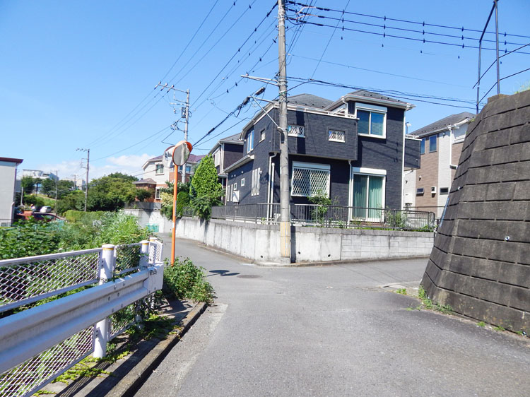 交通量が少ない静かな分譲地前のフラットな道、周辺の住宅街