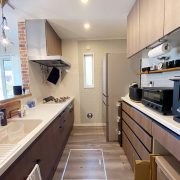 背面収納と飾り棚を追加して収納豊富で使いやすいキッチン
