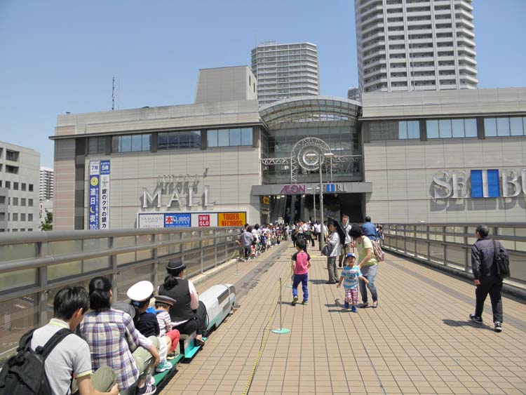 JR東戸塚駅東口駅と、オーロラシティ&西武館を繋ぐペディトリアンデッキのイベント風景。