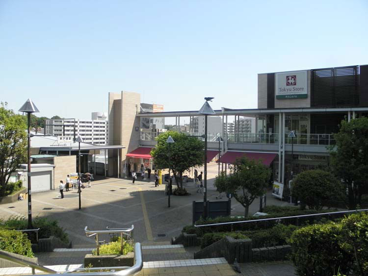 ゆったりと開放感が感じられる、JR東戸塚駅西口駅前広場。