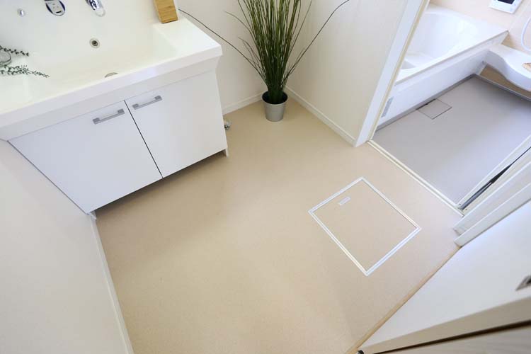 お子様の着替えも楽々できる、ゆとりの脱衣所。