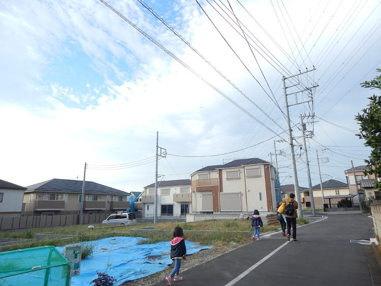 nh26-09 横浜市 泉区 ラシット横浜 中田東 全26棟 現地横の平坦な道 家族連れ