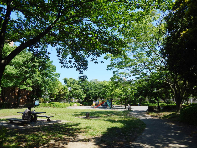 緑あふれる洋光台駅前公園