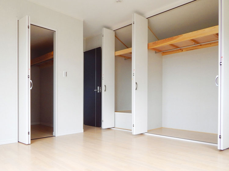 横浜建物の独自の家作りシステム、セミオーダー住宅。2F洋室には全室に大型クローゼット設置。ウォークインクローゼットも設置された施工事例です。