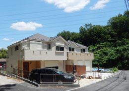 ラシット横浜 グリーンフォレスト下永谷 全5棟の現地。豊かな緑に囲まれた日当たり良好な分譲地です。