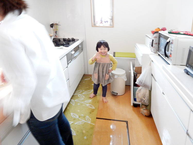 セミオーダー住宅 施工事例 お客様宅 キッチンで遊ぶお子さん 横浜建物
