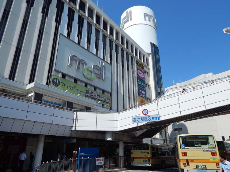 JR戸塚駅駅ビル 戸塚モディとバスターミナル
