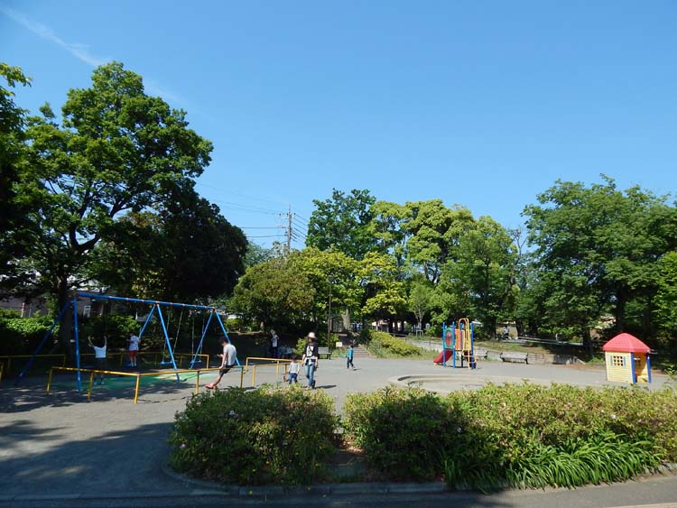 横浜市 泉区 しらゆり公園 遊具広場 横浜建物