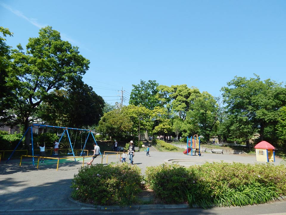 横浜市泉区 しらゆり公園 遊具広場 横浜建物