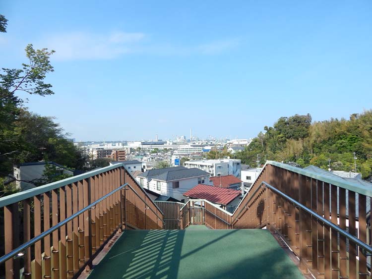 梅林小学校の隣からの見晴らし 横浜建物