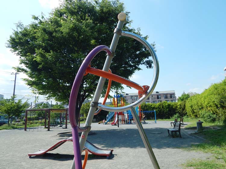 港南ふれあい公園 おもしろ遊具 横浜建物