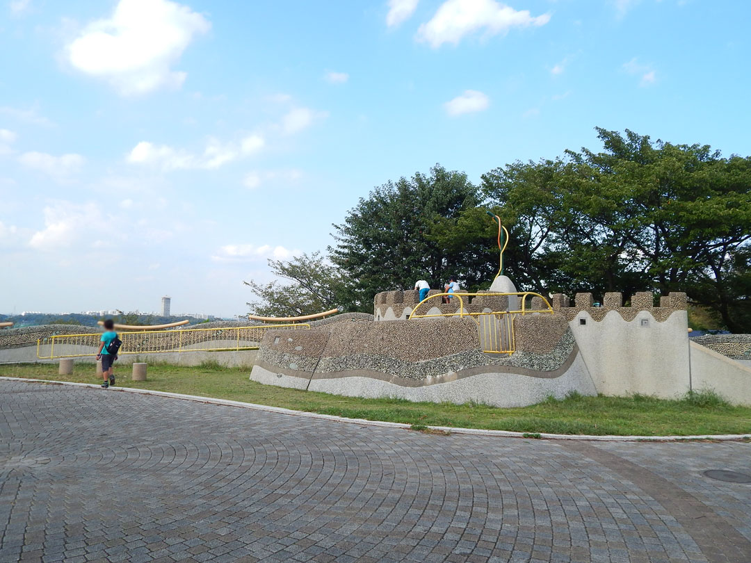 東俣野中央公園 巨人の砦 横浜建物