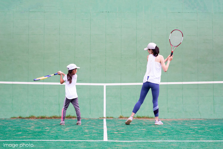 テニスの練習をする親子 横浜建物