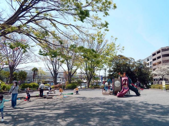 藤が丘駅前公園の遊具広場で楽しそうに遊ぶ子ども達 横浜建物