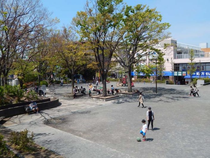 親子、子ども達でいっぱいの藤が丘駅前公園 横浜建物